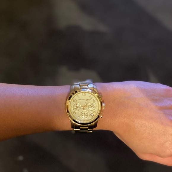 Michael Kors Women’s MK5055 Runway Gold-tone watch - Picture 3 of 4